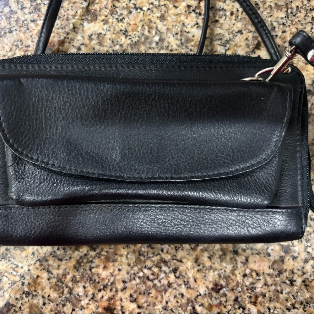 Wilsons Leather Elegant Black Crossbody Bag - Picture 3 of 16